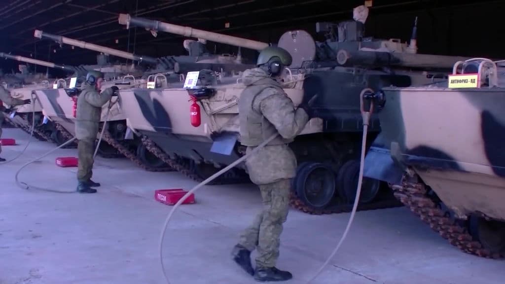 As Threats Fly Over the Ukraine Crisis, Possibility of War Grows