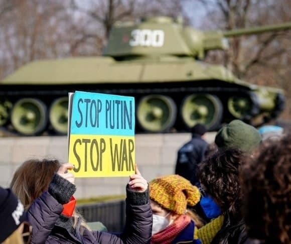 As Russian Convoy Moves on Ukraine, Peace Talks Continue