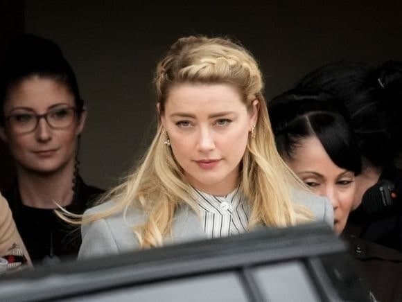 HollyWeird: Is Amber Heard at it Again?