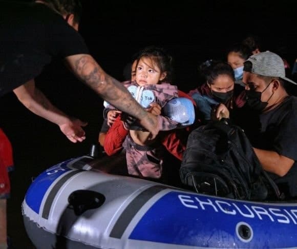 HHS Whistleblower: Govt a ‘Middleman’ in Border Child Trafficking