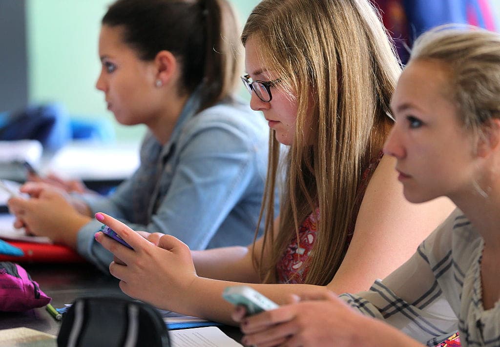 School Cellphone Ban Backed by ‘Fed Up’ Parents and Teachers