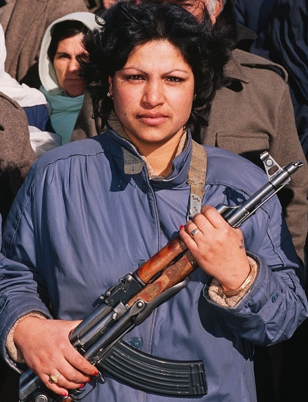 GettyImages-542346550 Afghani woman with gun