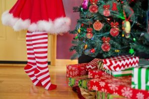 Decorating Christmas Tree -- Pixabay