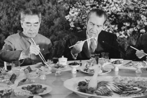 GettyImages-515575216 Zhou Enlai (L) and Richard Nixon (R)