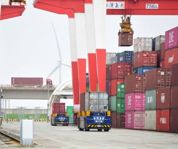 GettyImages-1394126698 China shipping containers