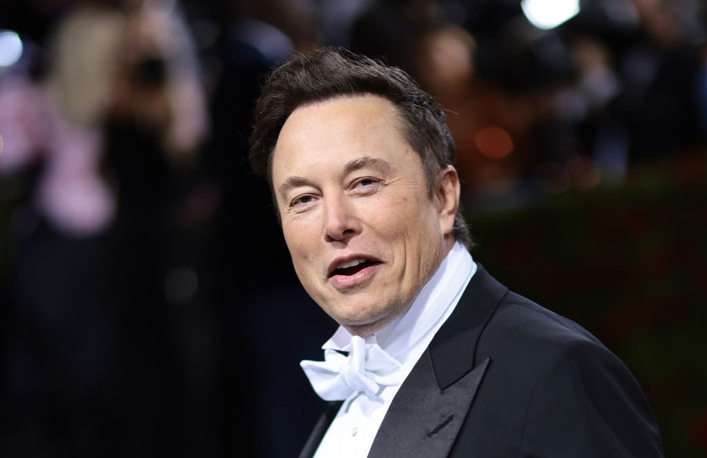 GettyImages-1395371343-Musk-min