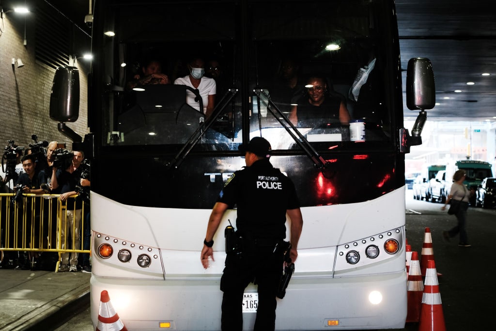 GettyImages-1418042652-migrants bussed-min