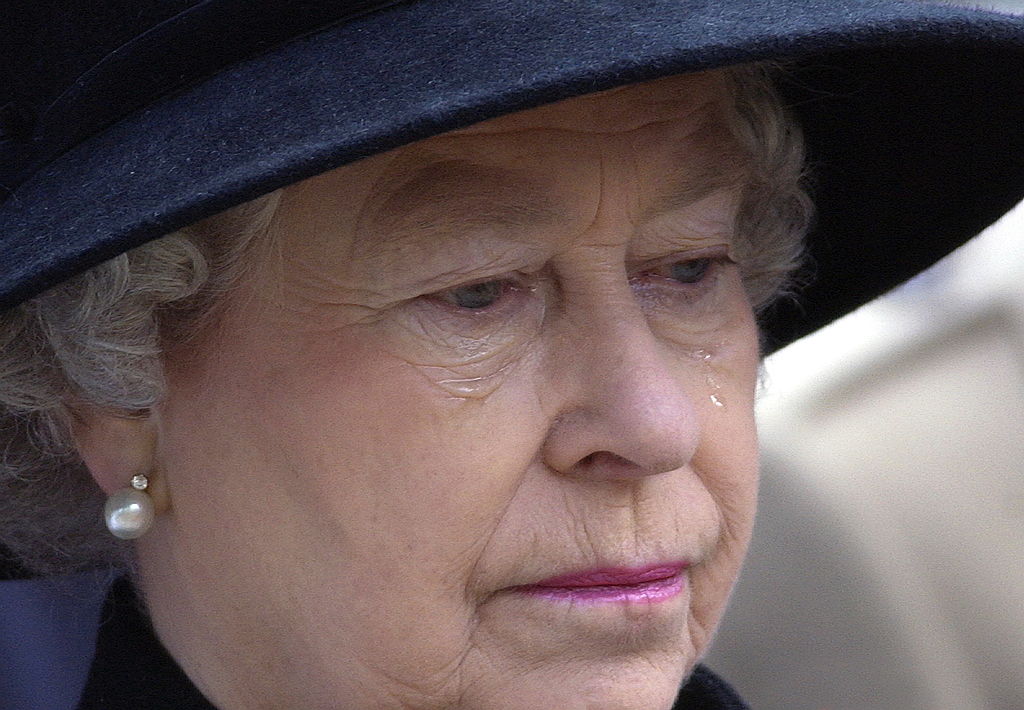 LONDON, UNITED KINGDOM - NOVEMBER 07: In A Week Of High Drama For Queen Elizabeth Ll At The Time Of The Court Case Of Ex-butler Paul Burrell She Gives Way To Tears At The Service Of Remembrance In Westminster At St Margarets Church. (Photo by Tim Graham Photo Library via Getty Images)