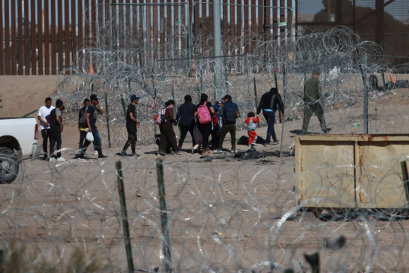 GettyImages-1963641930 migrants