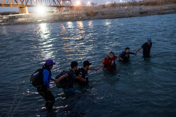 GettyImages-2050650850 (1) migrants