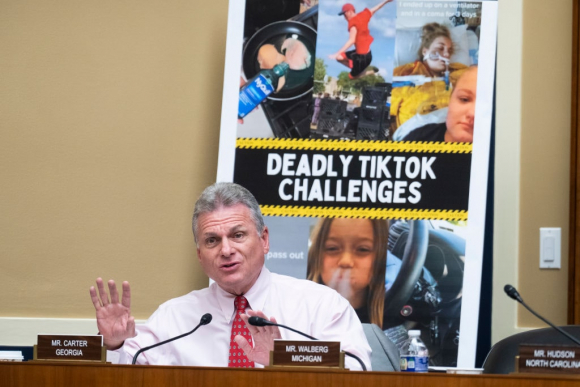 GettyImages-1249153599 social media