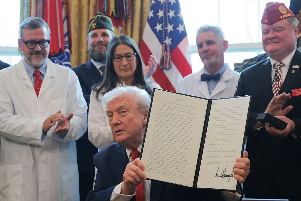 Trump Signs EO to Reclassify Marijuana for Research
