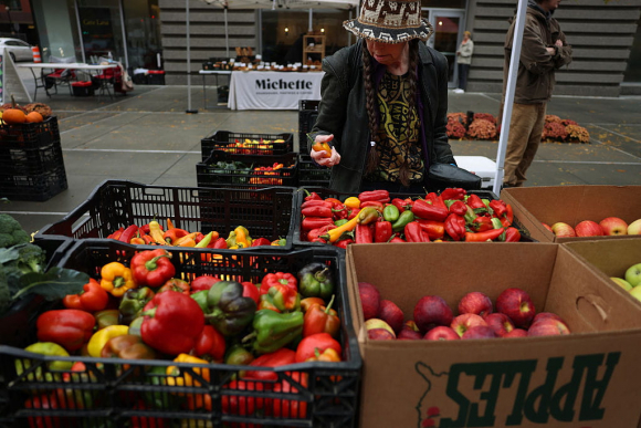 GettyImages-2244488121 farmers markets